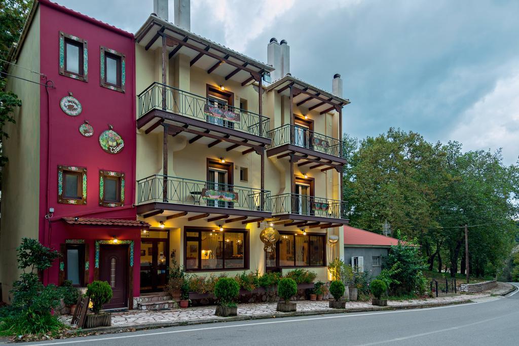 Xenonas Sta Tzakia Hotel Karpenísion Exterior foto